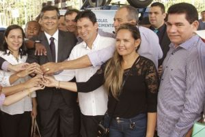 Prefeito Alan Linhares com o Governador e gestores
