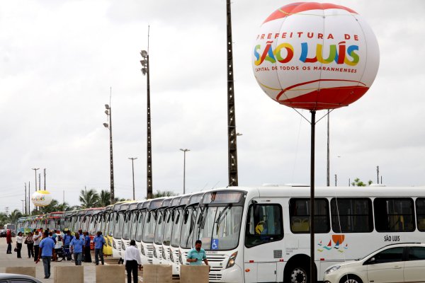16327_prefeito_entrega_onibus_110315_foto_baeta1