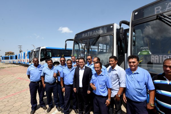 16425_prefeito_entrega_onibus_para_sao_luis_150116_fotobaeta1