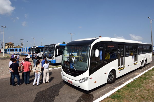 16425_prefeito_entrega_onibus_para_sao_luis_150116_fotobaeta25