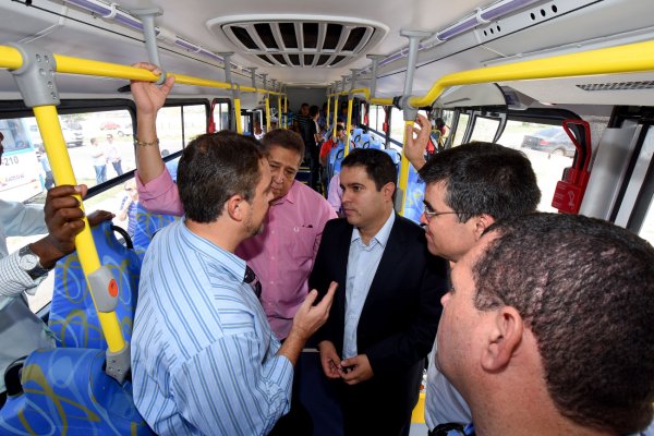 16425_prefeito_entrega_onibus_para_sao_luis_150116_fotobaeta3