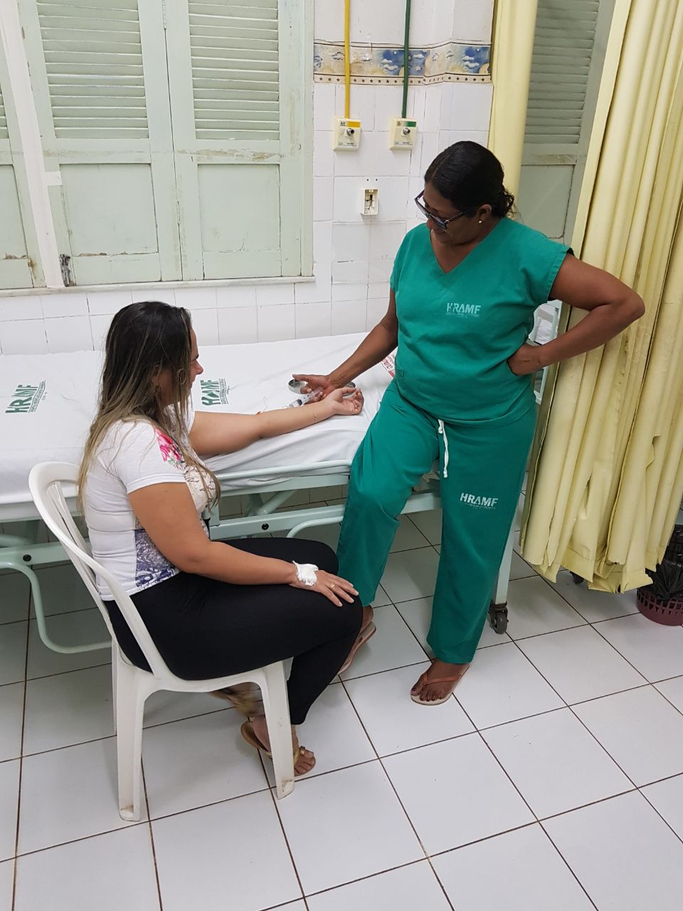 Agredida sendo medicada no hostipal