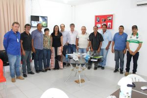 Prefeita Vete ladeada pelos produtores de soja do município.