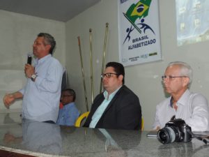 Vice-Prefeito Douglas Sena, controlador geral do município George Cunha, Secretários municipais, vereadores, lideres comunitários e a sociedade em geral.