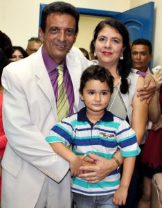 Prefeito Juscelino Oliveira (PP) ladeado da 1ª Dama do Município Josélia Torres