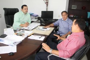 Louro garante recursos para asfaltamento de povoado em Arari‏