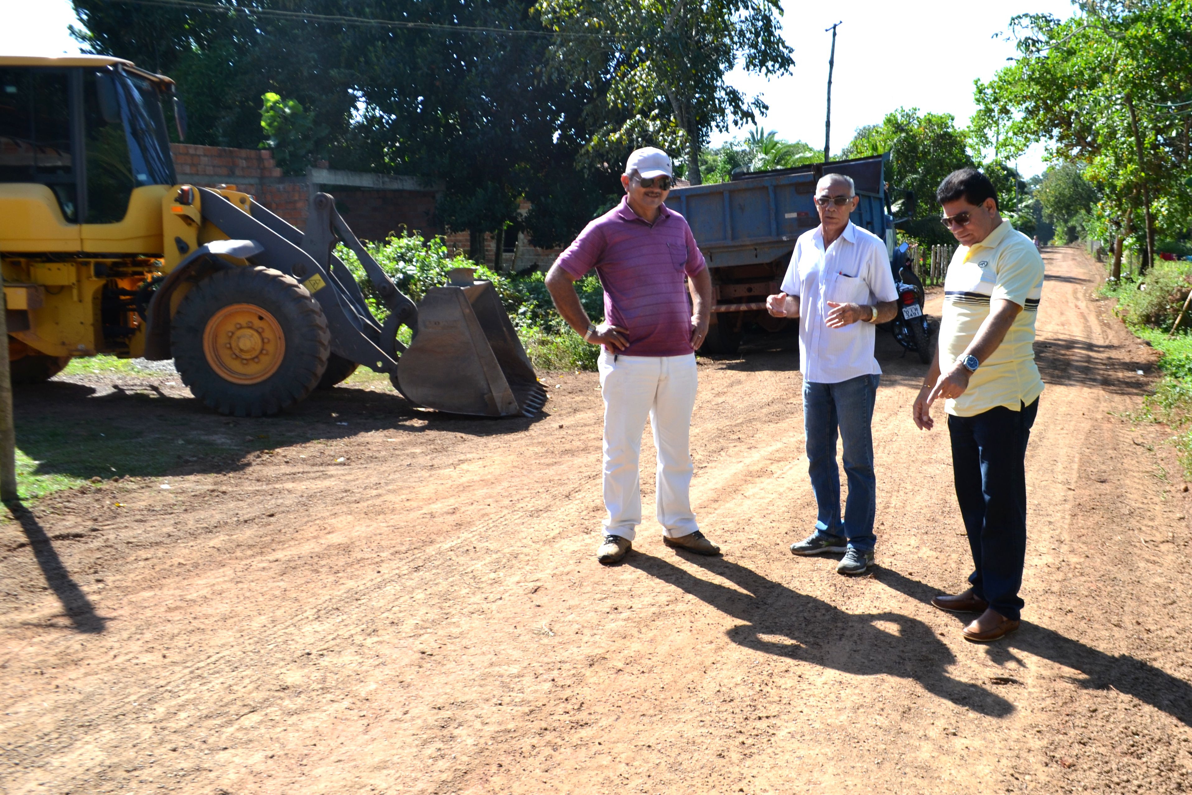 Prefeito Alan Linhares acompanhando obras de vicinais
