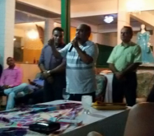 Astro em discurso no encontro do PR do lado de Josimar e Hélio Soares
