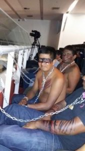 Índios acorrentados na Assembleia do MA
