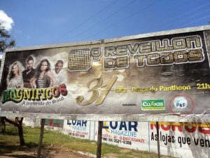 Humberto Coutinho se despediu da Prefeitura botando o povo para dançar. Outdoor anunciava apenas um show, mas o ex-prefeito teria pagado por duas atrações. Ao final que fez a festa mesmo foi o empresário Fabiano Bezerra