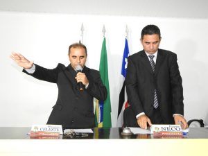 O presidente da Câmara, vereador Neco empossou o prefeito Sydnei Pereira
