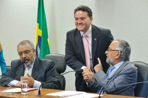 Roberto Rocha (ao centro) é o autor do projeto que teve como relator Capiberibe (à direita)