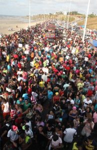 Parada do Orgulho LGBT leva multidão à Avenida Litorânea (Foto: De Jesus / O Estado)