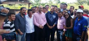 O deputado com a comitiva do governo em Itans, onde também anunciou ações.